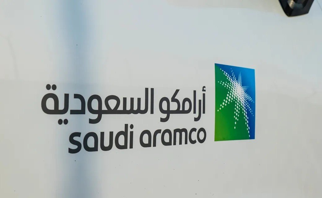 "أرامكو" السعودية تبيع للصين نفطًا من خارج مضيق هرمز