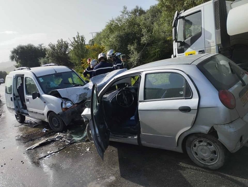 ميلة.. 6 جرحى في اصطدام بين سيارتين بوادي النجاء