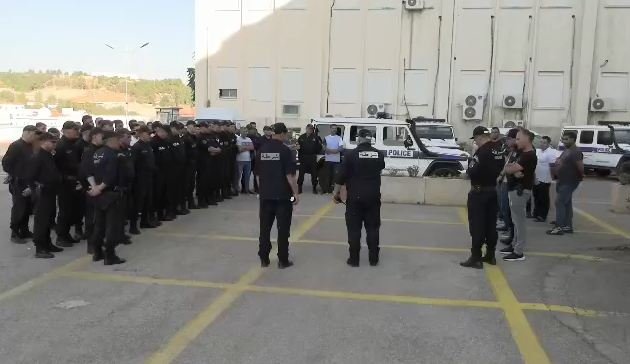 مداهمات أمنية بأحياء قسنطينة.. توقيف أشخاص وحجز مهلوسات، مخدرات وأسلحة بيضاء