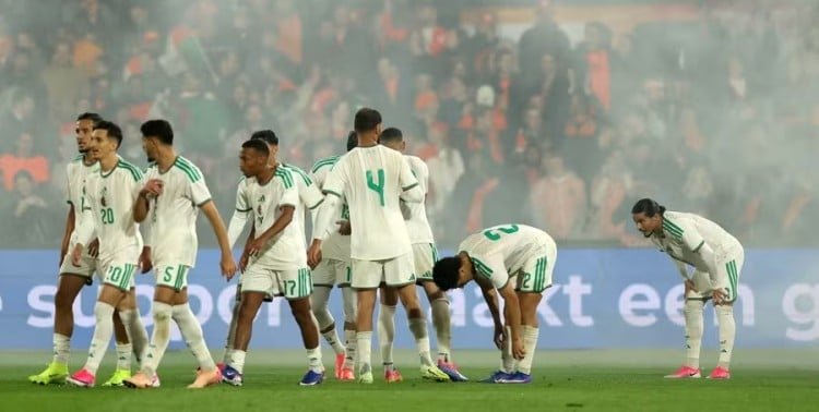 محليو المنتخب الجزائري يطلبون بطولات المال ويخشون من أوروبا !
