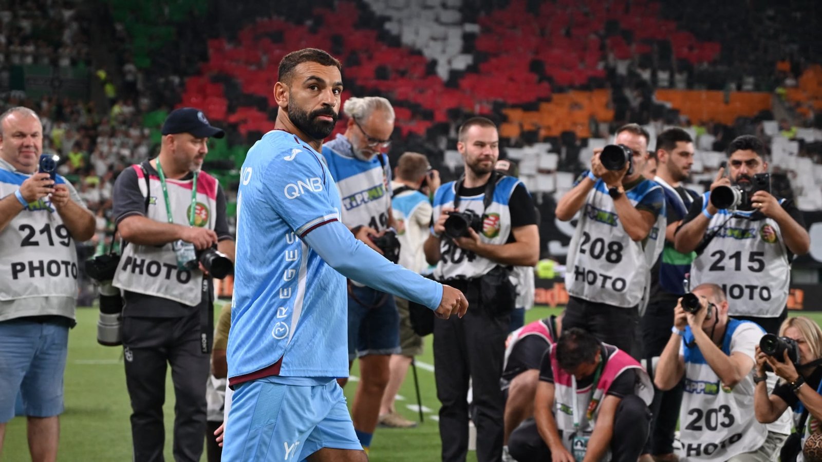 محمد صلاح يحتفل مع لاعبي طرابزون سبور بعيد وطني تركي