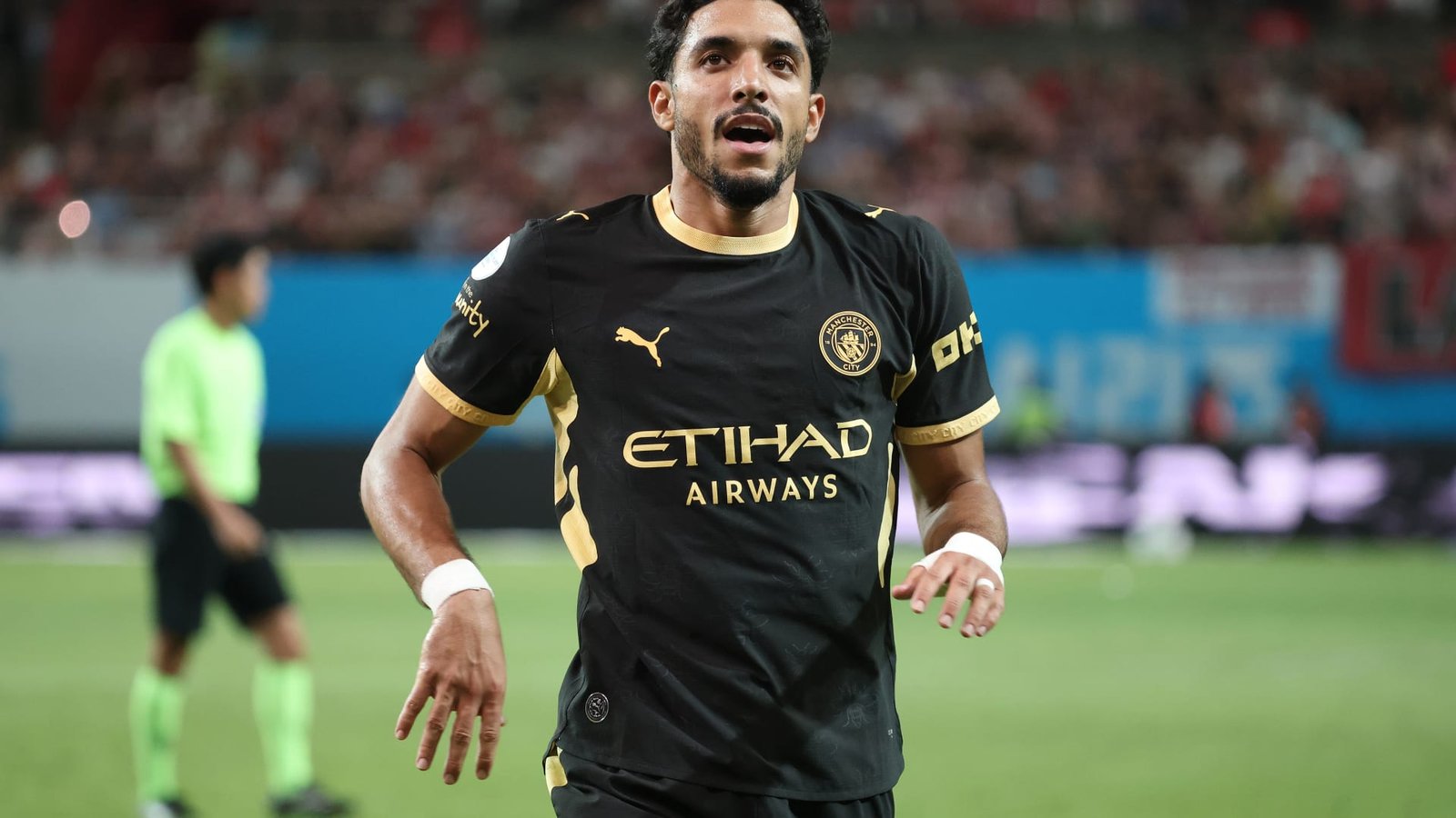 لاعب منتخب مصر عمر مرموش يحتفل بزفافه في إيطاليا.. والعروس تتألق بثلاثة فساتين