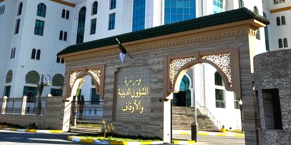 وزارة الشؤون الدينية تدعو أئمة المساجد للدعاء والترحم على ضحايا الحرائق