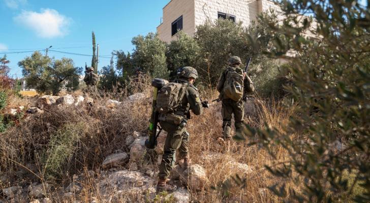 جيش الاحتلال يعتقل شابين ويفتش 100 مبنى في قباطية