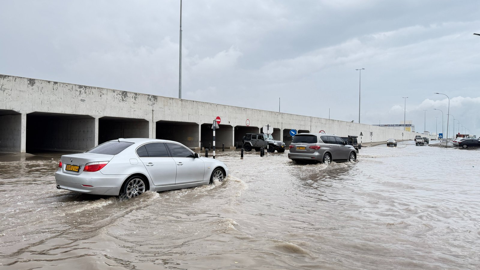 سحب تتشكل على جبال الحجر وفرص أمطار رعدية على بعض المناطق