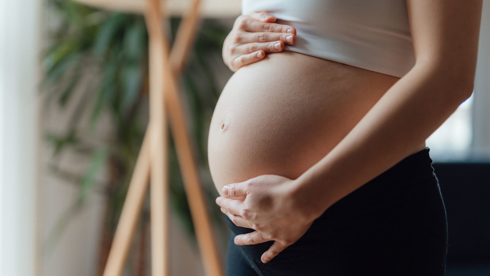 أعراض ارتفاع هرمون الحليب عند النساء والرجال: متى تصبح مقلقة؟