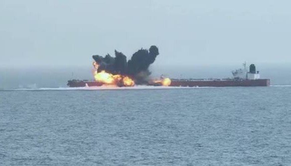 انفجار لغمين بحريين بناقلة نفط عملاقة في هرمز