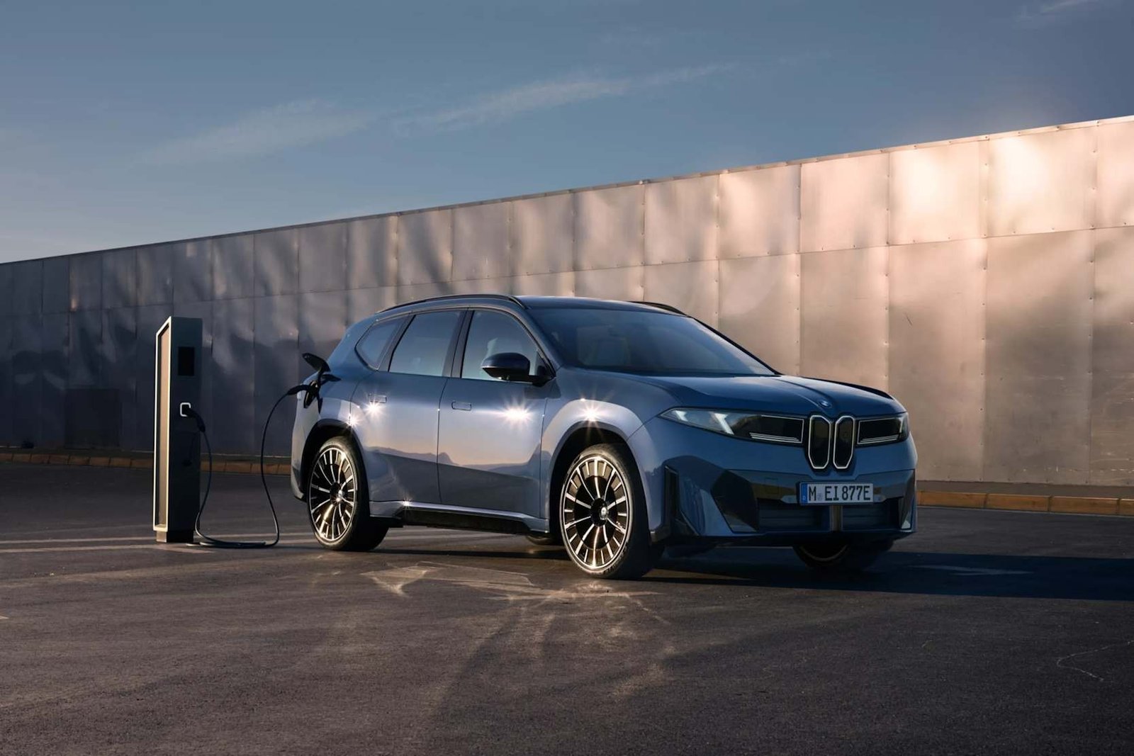 "الجنيبي العالمية" تكشف عن BMW iX3 الجديدة كلياً في مسقط