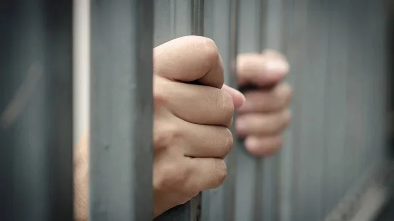 بطاقات إيداع بالسجن لـ4 متهمين في جريمة قتل شاب داخل مقهى