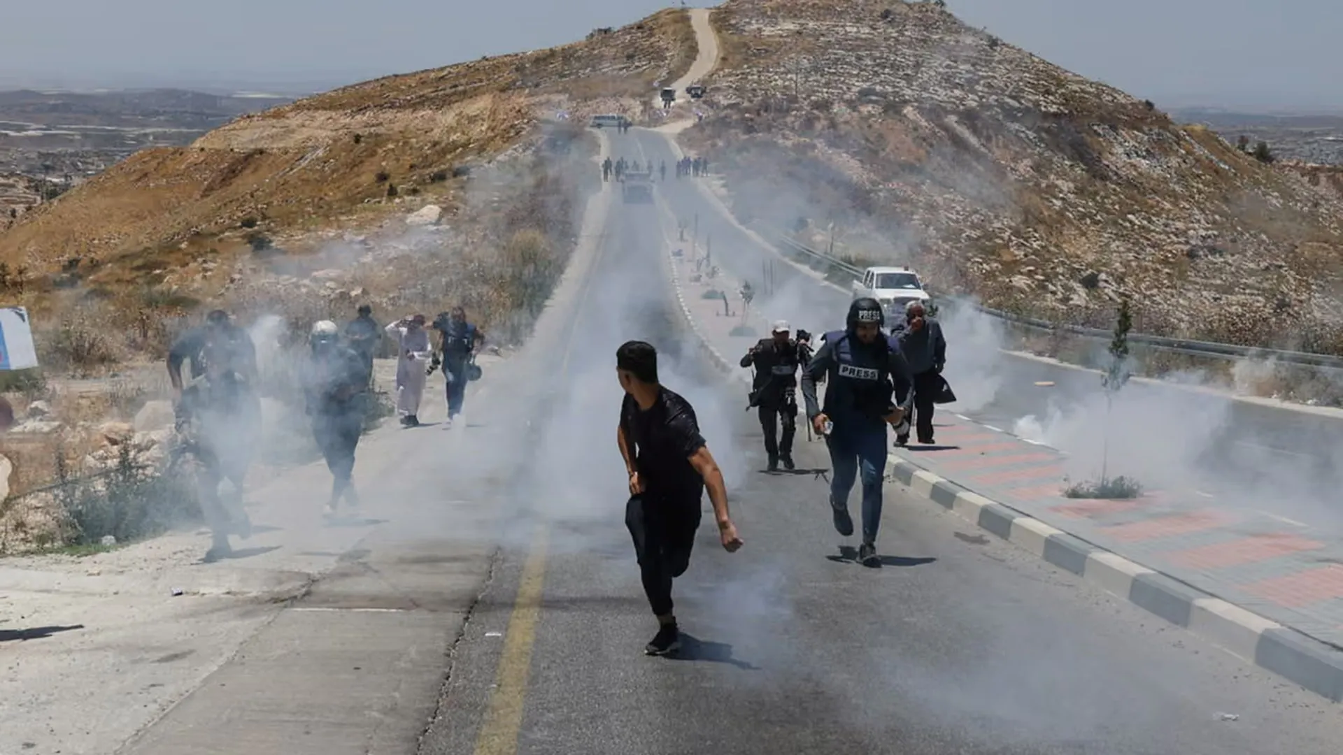 فوبيا العلم الفلسطيني.. مسيرة إسرائيلية تلقي قنبلة على "المغير" بالضفة