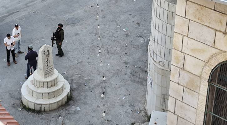 مستوطنون يحطمون صرح الشهداء في قرية مادما بنابلس تحت حماية جيش الاحتلال