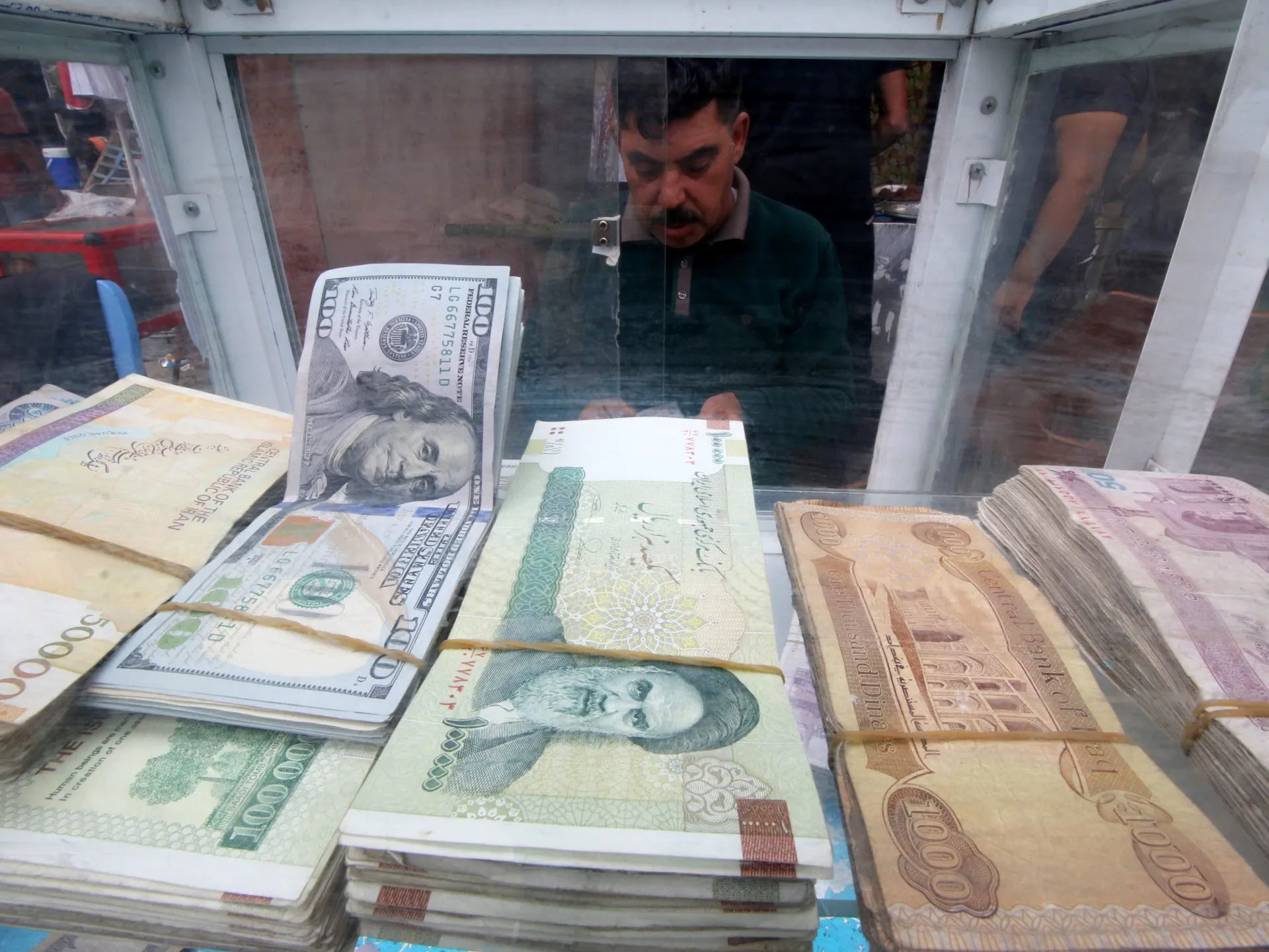 مليونا ريال للدولار.. عملة إيران تهوي إلى مستوى تاريخي