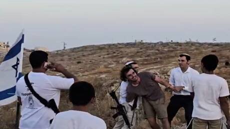 بريطانيا تتحرك لإنقاذ ناشطها المعتقل في الضفة الغربية (فيديو)