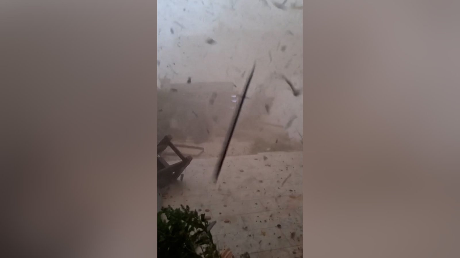 شاهد.. إعصار مدمر بشكل غير معتاد يضرب قرية فرنسية