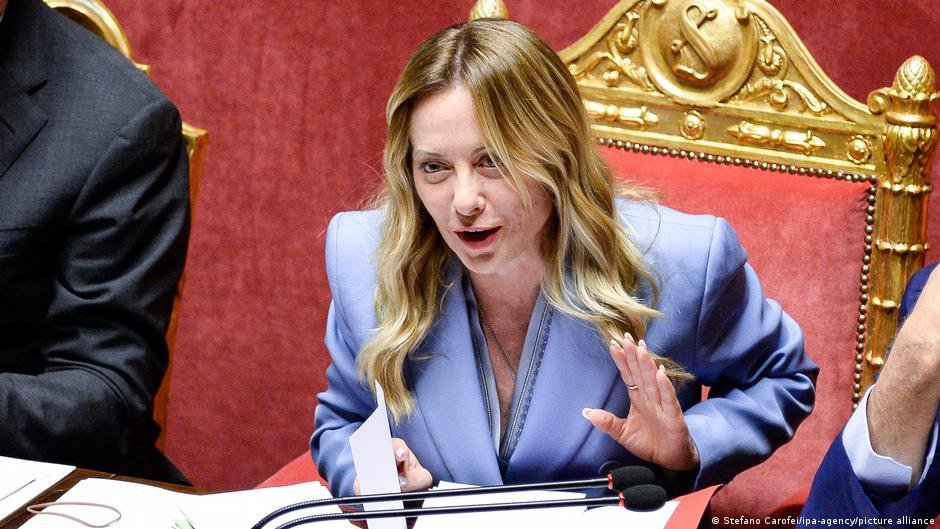 بين السياسية والموضة.. ماذا تكشف ألوان ميلوني؟
