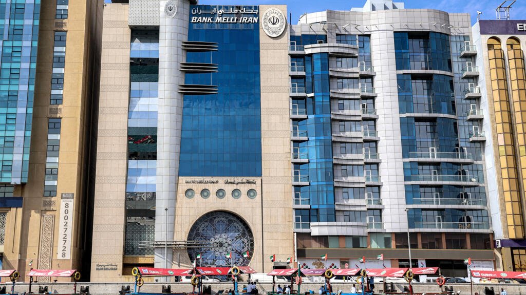 لماذا تلاحق واشنطن المصرف الإيراني التاريخي "بنك ملي" وتريد القضاء عليه؟