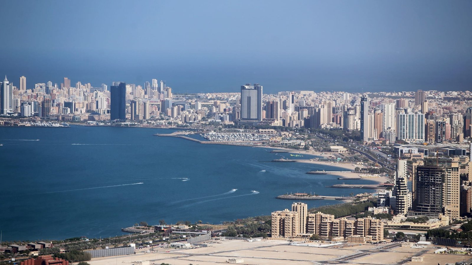 الكويت.. الداخلية تعلن ضبط 22 متهما وتكشف ما عثرت عليه بحوزتهم