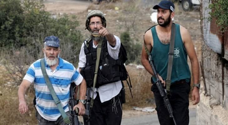 مستوطنون يقتحمون مقامات دينية في نابلس ويصعدون اعتداءاتهم بالضفة
