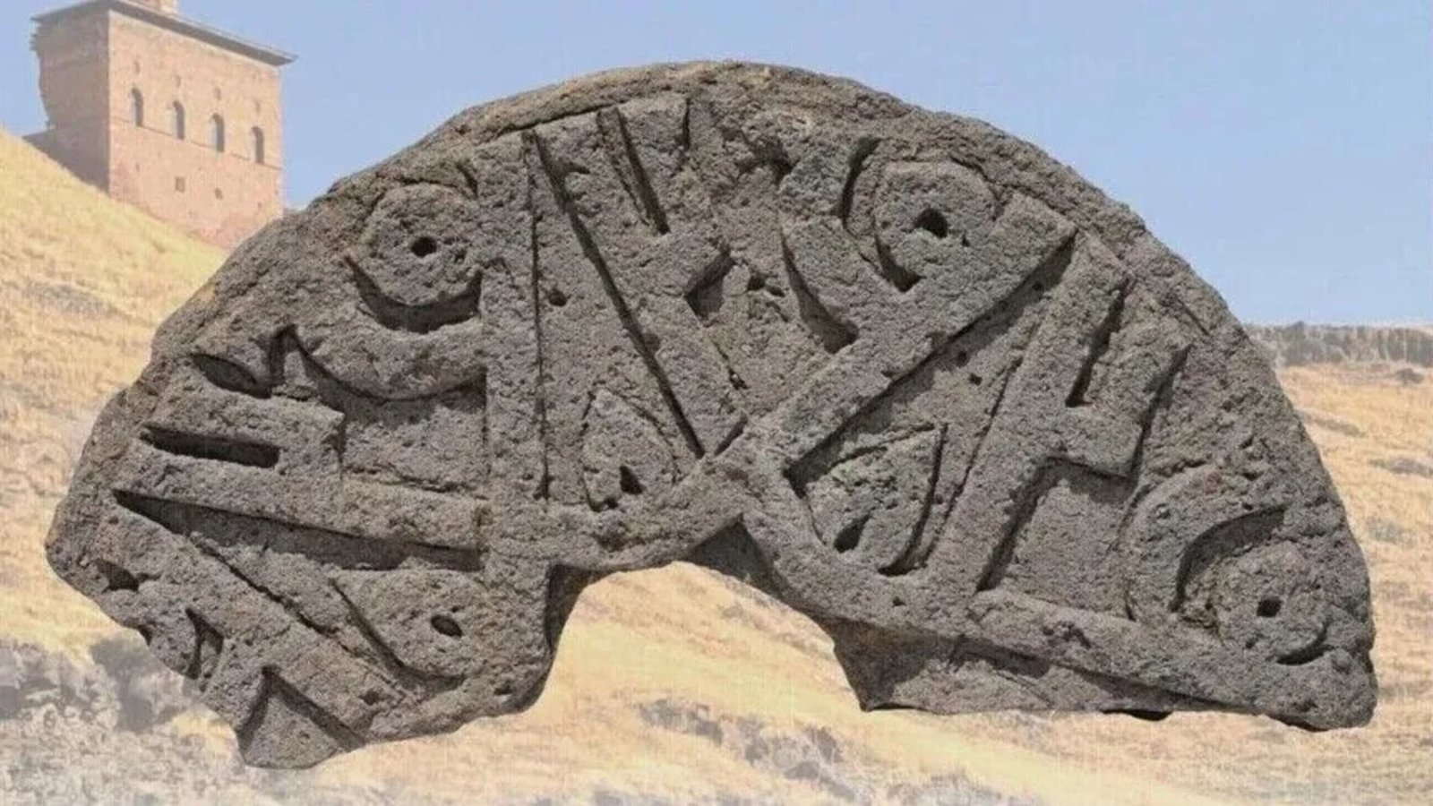 في تركيا.. اكتشاف حجر أثري في مقبرة سلجوقية يتكرّر فيه اسم النبي محمد