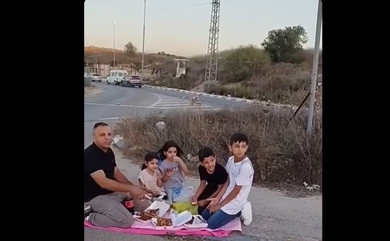 حاجز يفصل أباً عن أطفاله.. الاحتلال يحوّل اللقاء العائلي إلى وجبة على قارعة الطريق