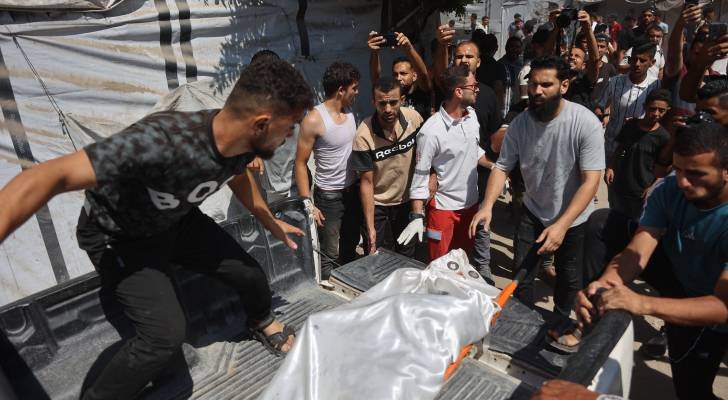 غزة تشيع جثامين 50 شهيدا انتشلت أطقم الدفاع المدني جثامينهم من تحت الأنقاض - فيديو
