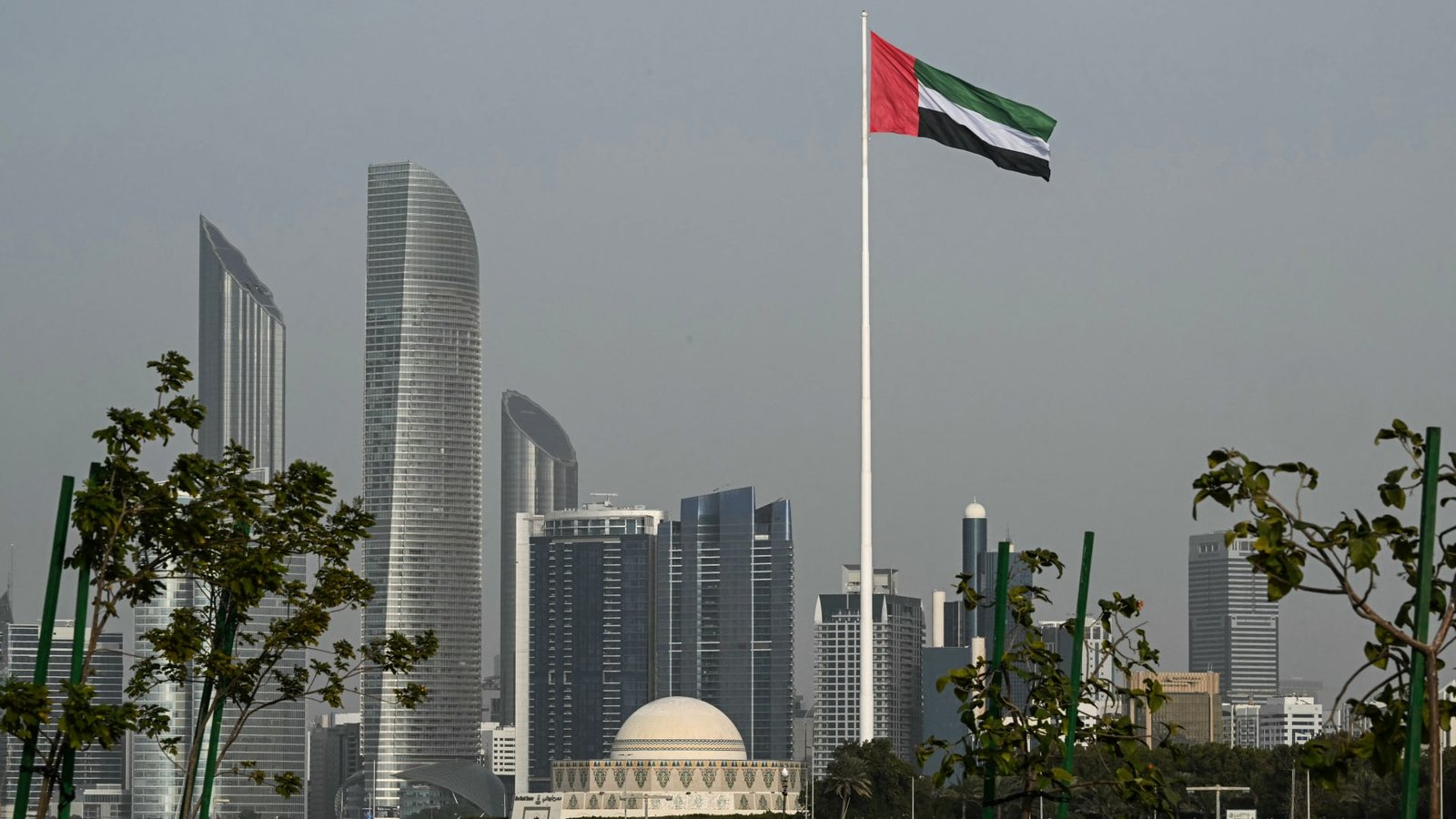 دعت لـ"تجنب الشائعات".. الإمارات: التعامل مع طائرة مسيّرة إيرانية فوق المياه الإقليمية للدولة