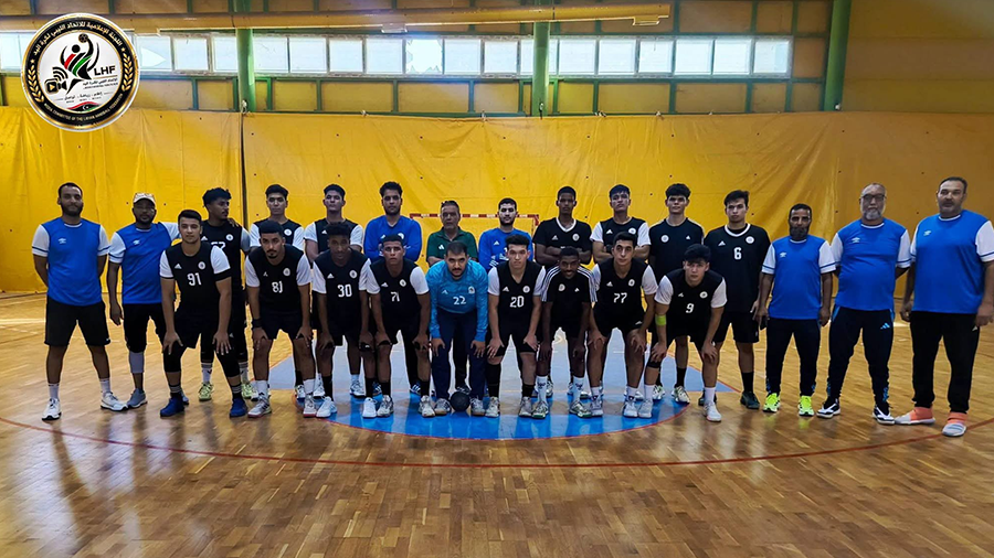 المدرب التونسي الهادي قيقا يشرف على تدريبات المنتخب الوطني لكرة اليد