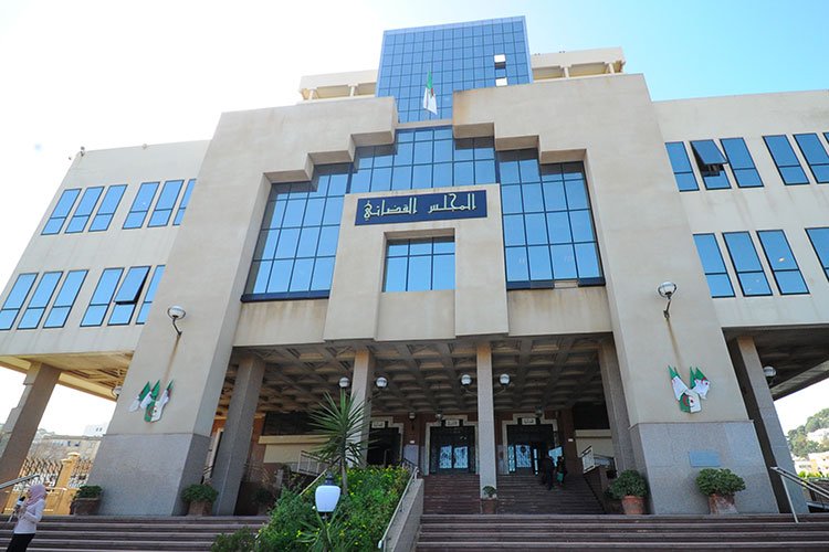 تشديد العقوبات للمتهمين في حادثة تدنيس العلم الوطني