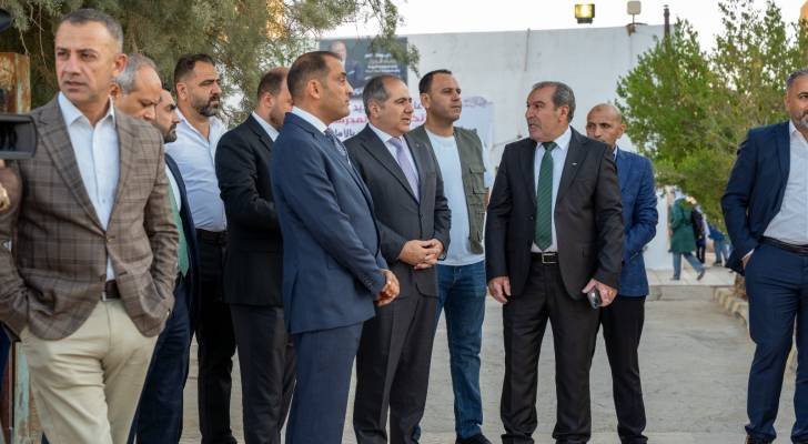 من القويرة... وزير الاستثمار يتابع ميدانياً مسارات النقل المدرسي في أول أيام الدوام