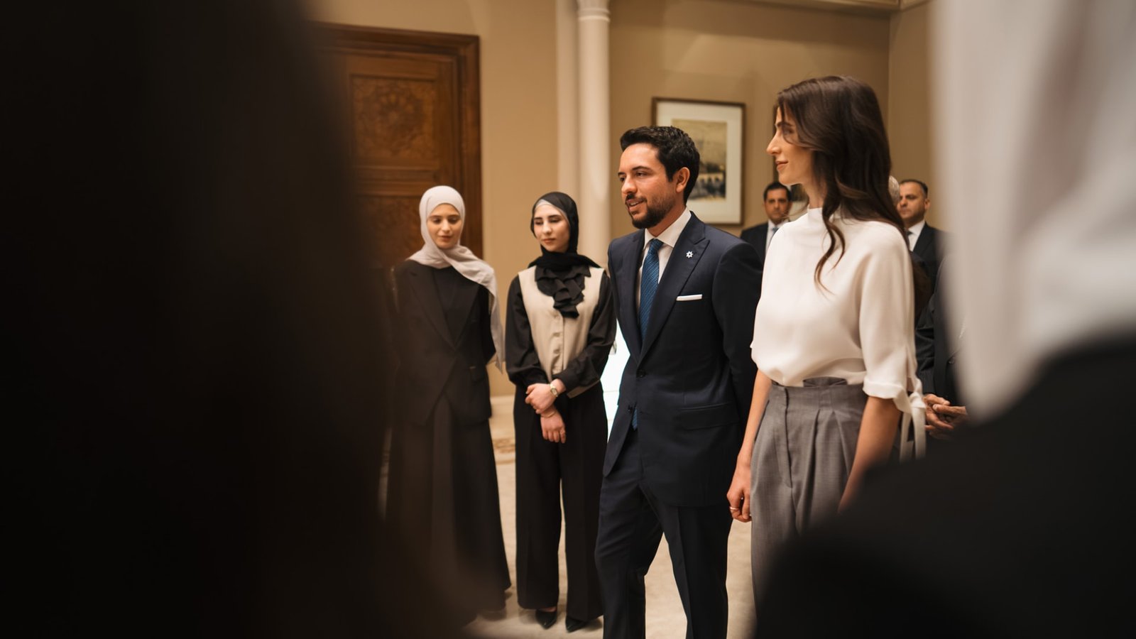 الأميرة رجوة الحسين بإطلالة ناعمة خلال لقاء الطلبة المتفوقين في عمّان