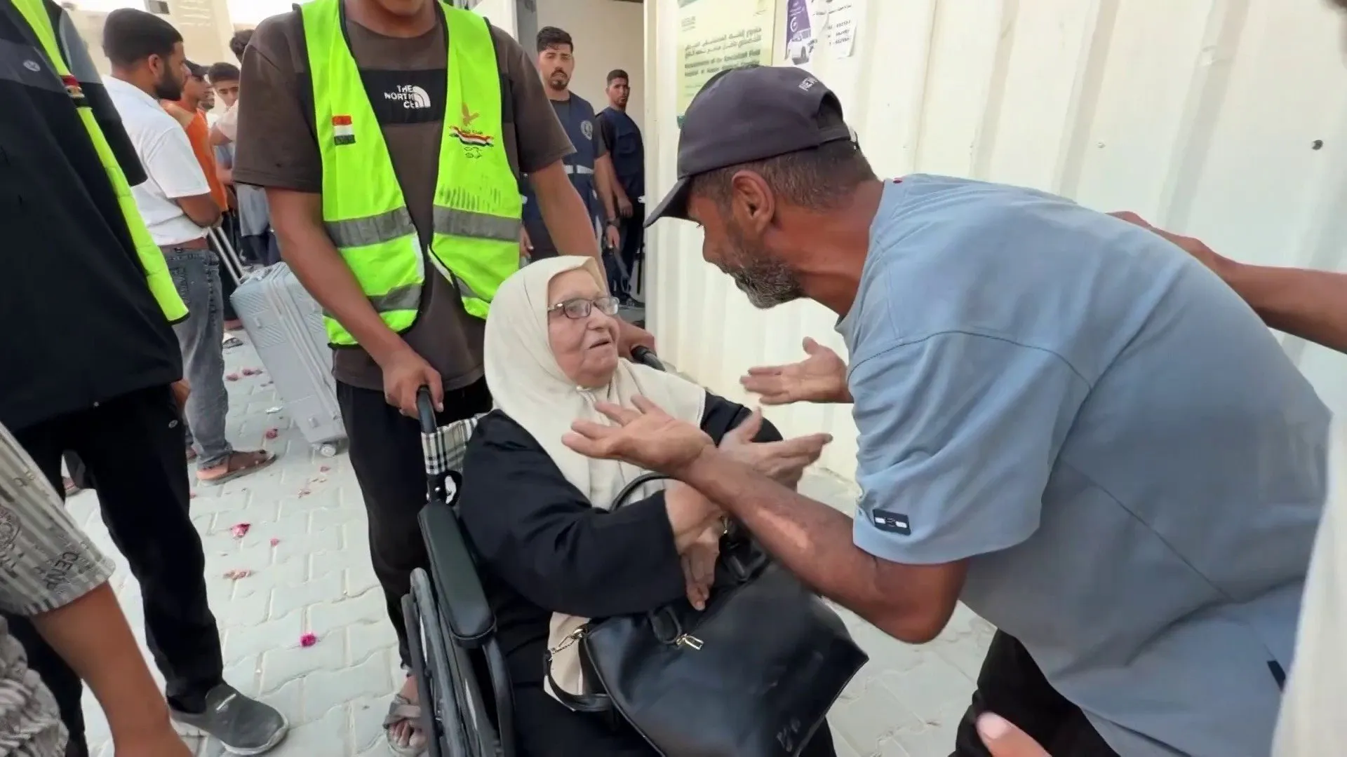 تفتيش متكرر ومصادرة للأمتعة.. كيف يحول الاحتلال رحلة العودة لغزة إلى كابوس؟