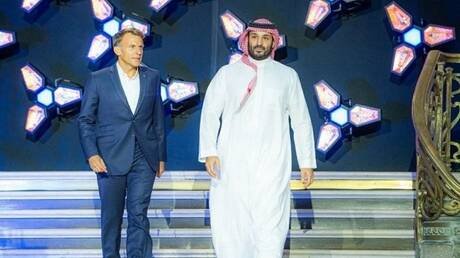 ولي العهد السعودي وماكرون يتوجان الفائز في كأس الرياضات الإلكترونية بباريس (صور)