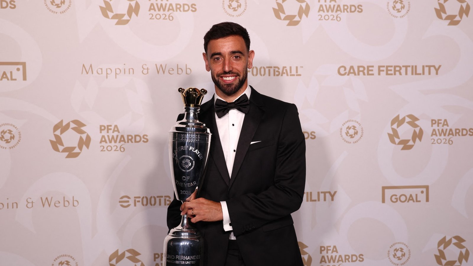 برونو فيرنانديز يفوز بجائزة اللاعب الأفضل في إنجلترا.. إليك أبرز أرقامه