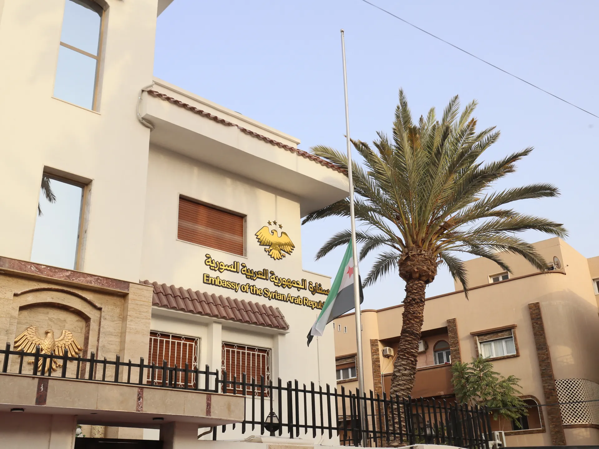 دبلوماسية الثورة.. العلم السوري يرفرف مجددا في ليبيا بعد 14 عاما