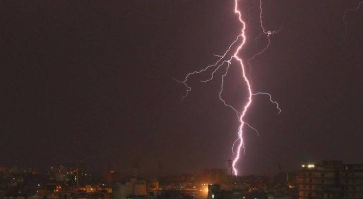 طقس العرب: انخفاض بالحرارة وأمطار رعدية نادرة في شمال الأردن خلال الساعات القادمة