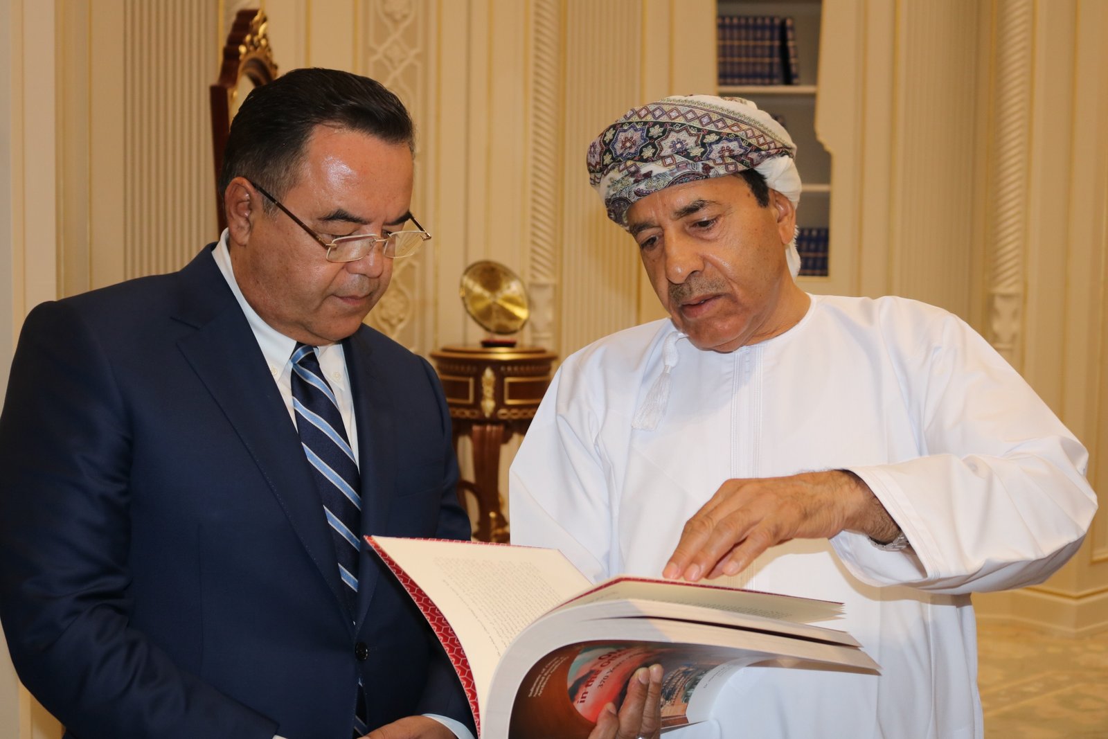 عُمان وأوزبكستان تبحثان تعزيز التعاون الوثائقي والعلمي