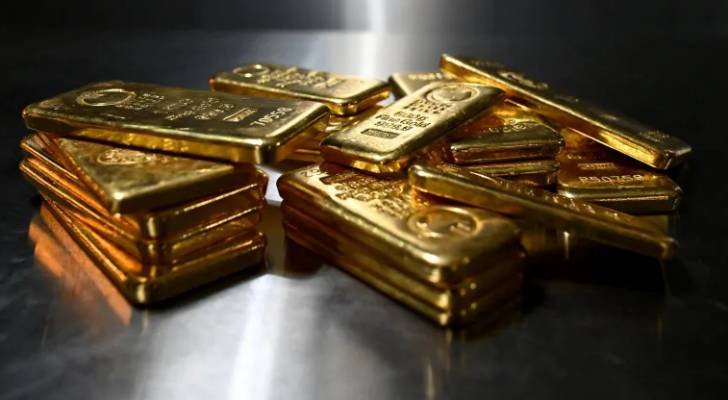 بلومبرغ: الذهب يتماسك قرب 4400 دولار رغم التوترات الجيوسياسية وقفزات النفط