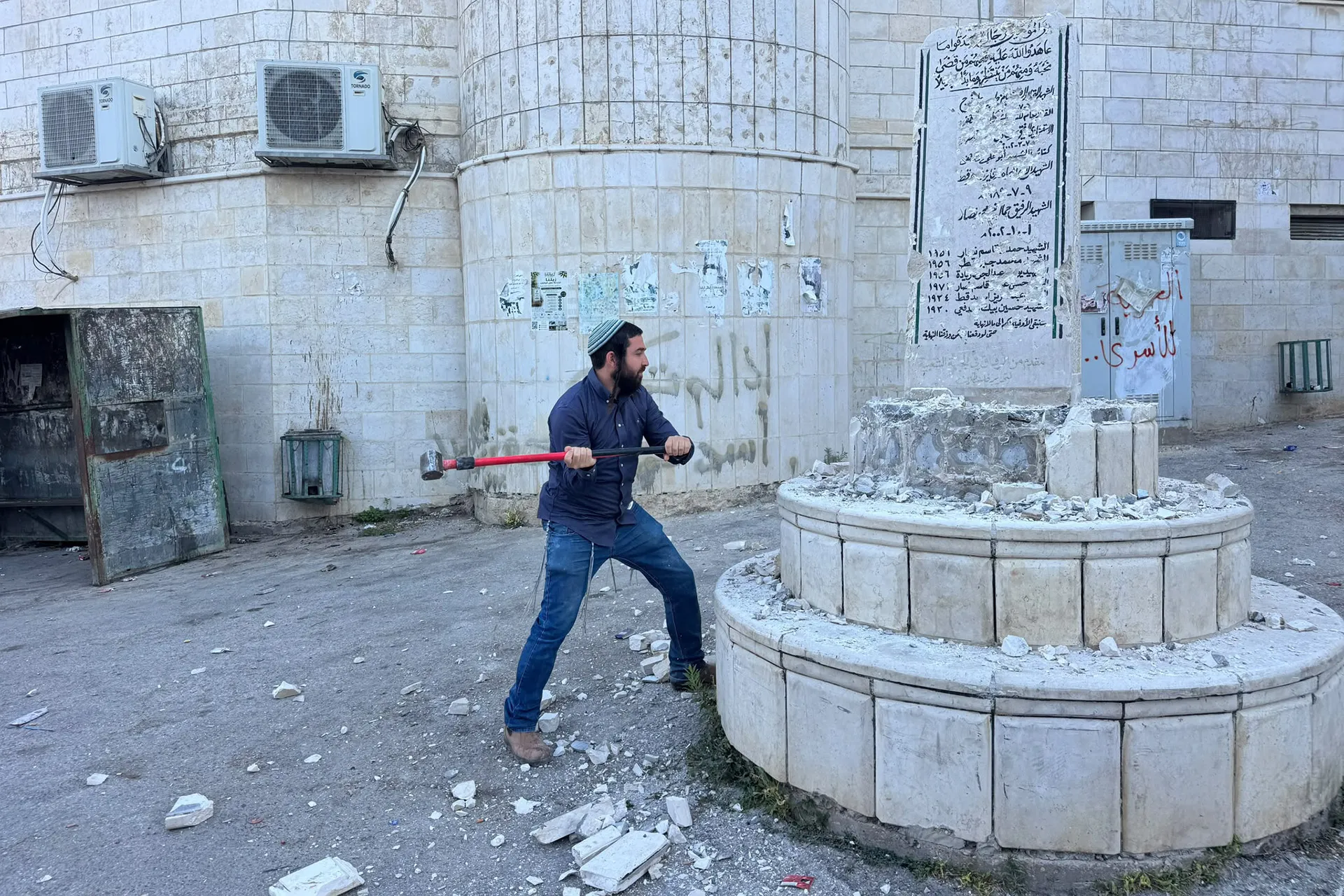 من هو تسفي سوكوت؟ ولمَ استهدف تذكار قرية مادما في نابلس؟