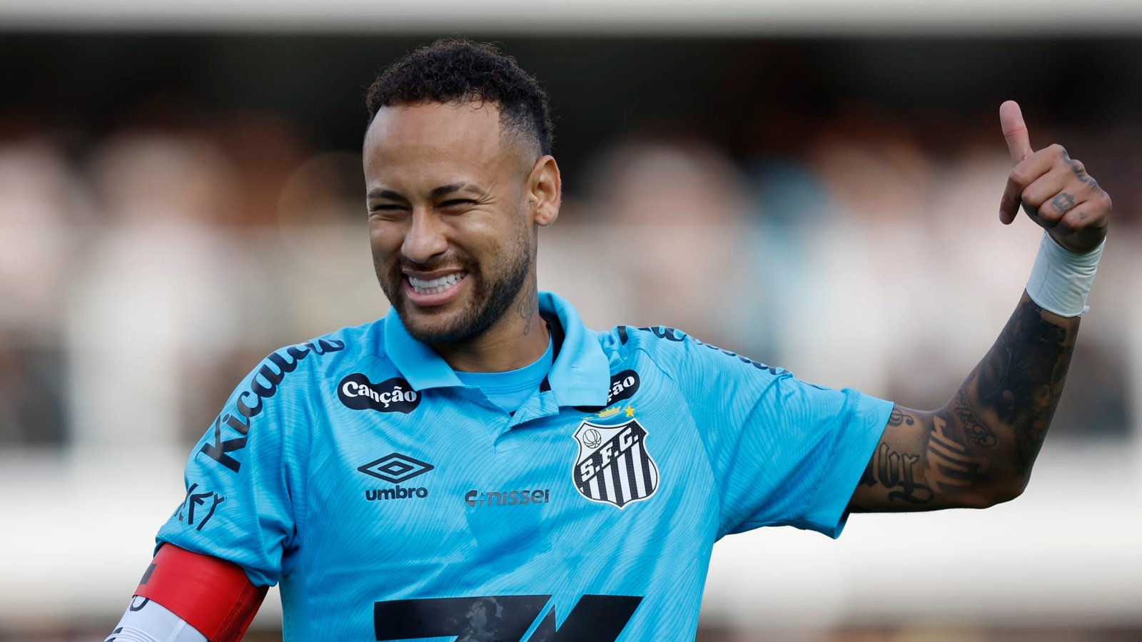 الدوري البرازيلي.. نيمار يفاجئ طفلاً من جماهير المنافس ويبكيه فرحاً