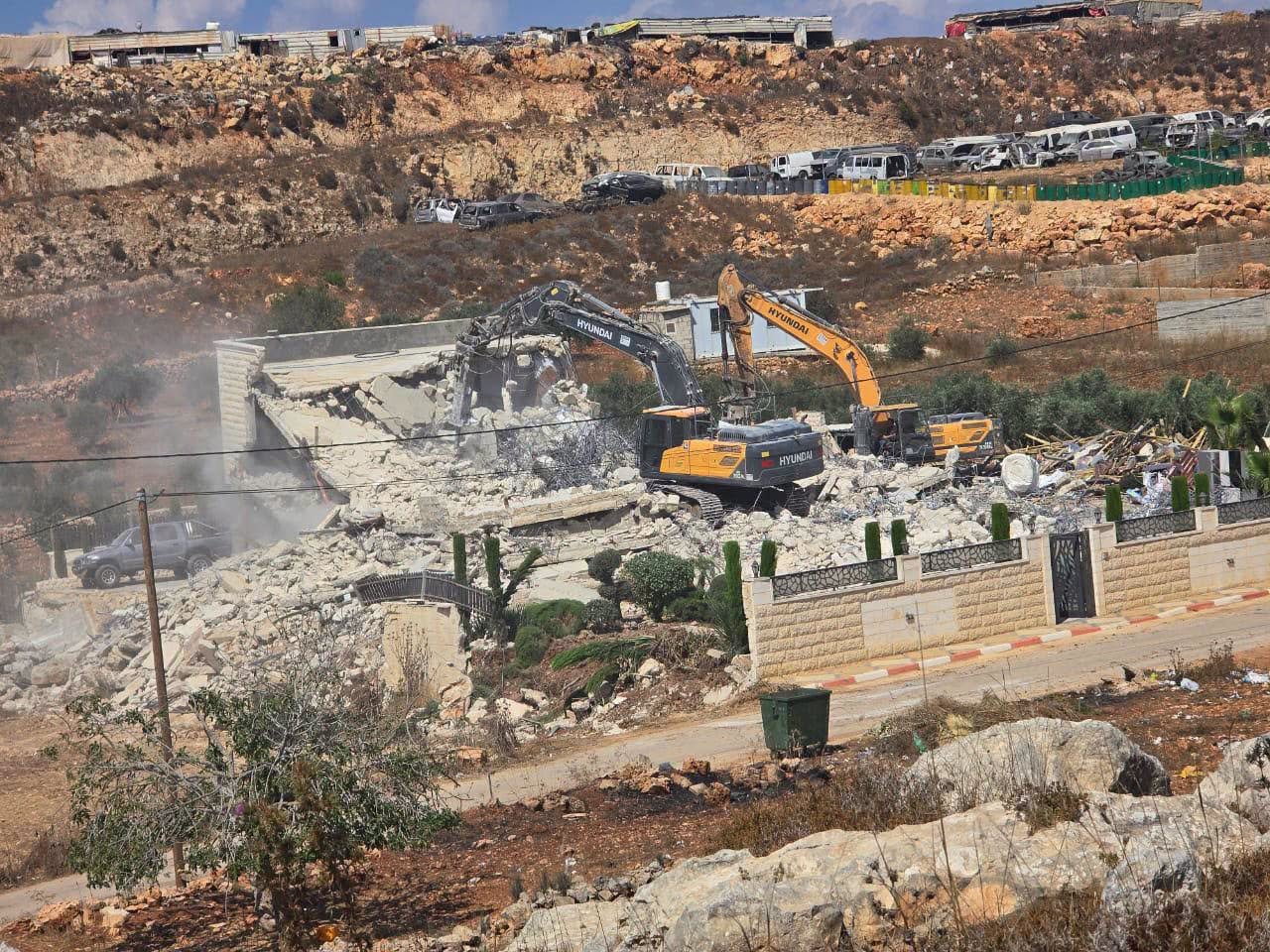 محافظة القدس: هدم المنازل وإخطارات الإخلاء في قلنديا تهدد الوجود الفلسطيني