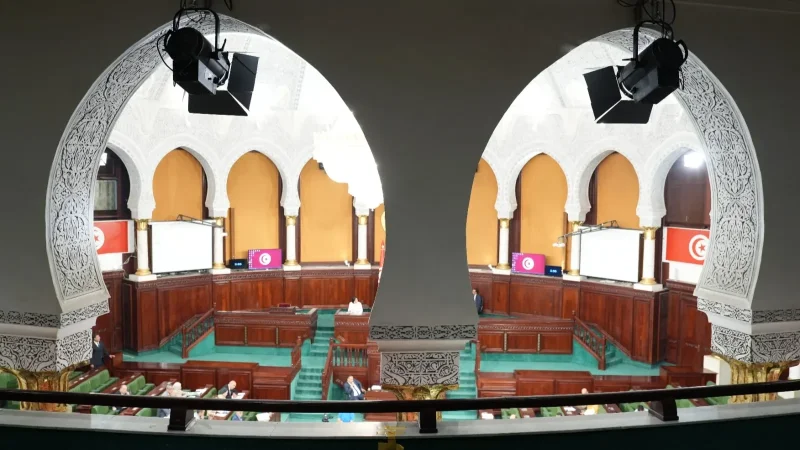 نواب يطالبون بقطع العطلة وعقد جلسة استثنائية لمساءلة الحكومة