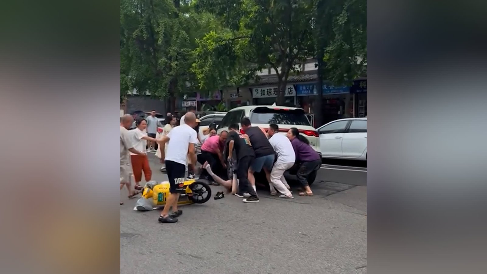 فتاة عالقة تحت سيارة في الصين.. شاهد كيف أنقذها المارة