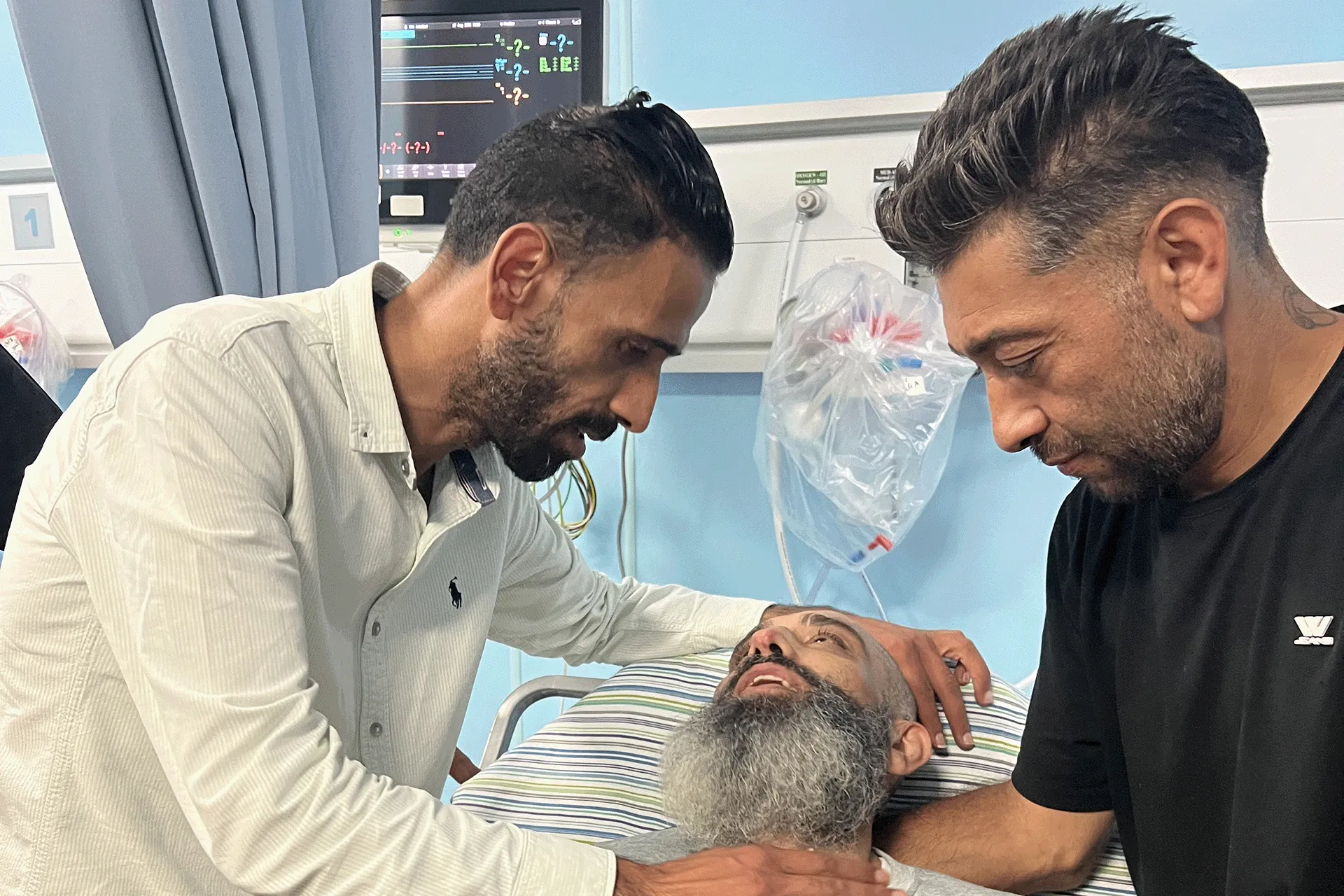 أمضى 22 عاما.. أسير فلسطيني يعلم بوفاة والديه بعد تحرره