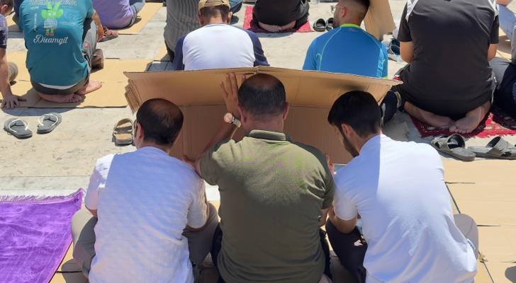 لمواجهة حرارة الشمس.. مصلون يطالبون بتظليل الساحة الخارجية للمسجد الحسيني في وسط البلد