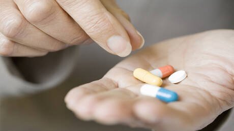 تراجع أسعار الأدوية الأمريكية يفتح مواجهة سياسية بين ترامب وبايدن