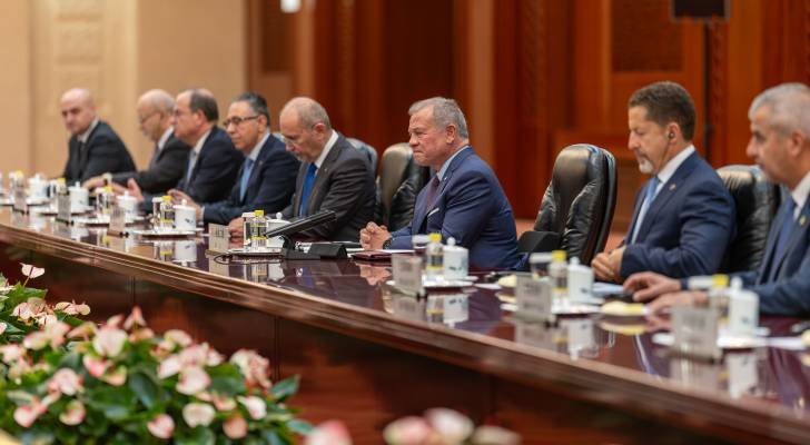 الملك يلتقي في بكين رئيس اللجنة الدائمة للمجلس الوطني لنواب الشعب الصيني