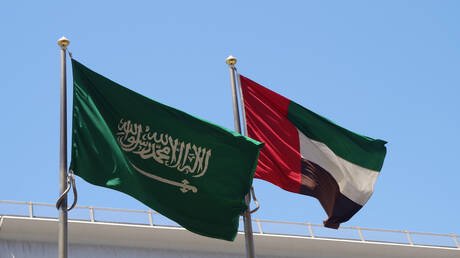 "رويترز": السعودية تفرض رقابة مشددة على التحويلات للإمارات