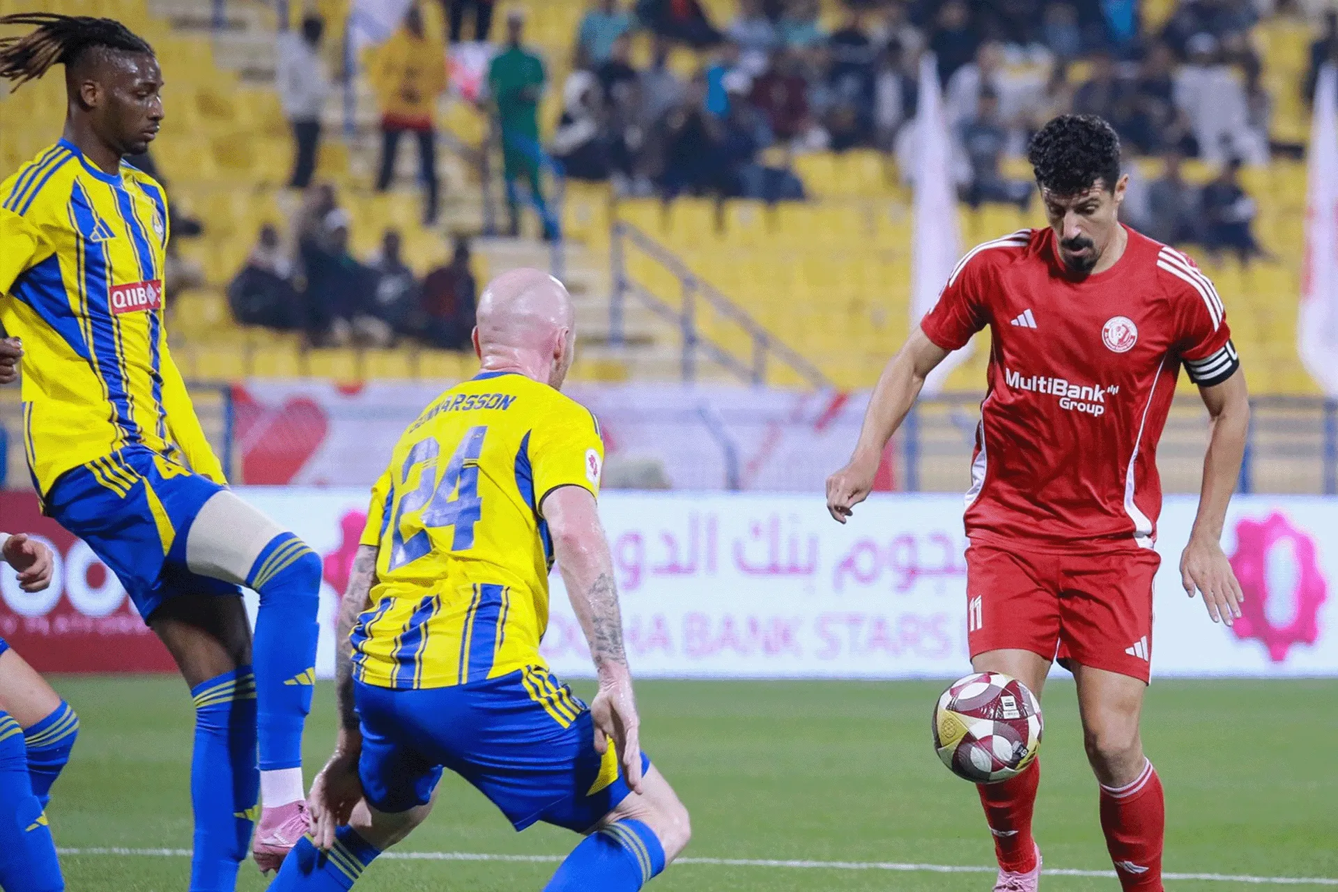 شاهد.. الجزائري بونجاح يسجل هدفا من منتصف الملعب في الدوري القطري