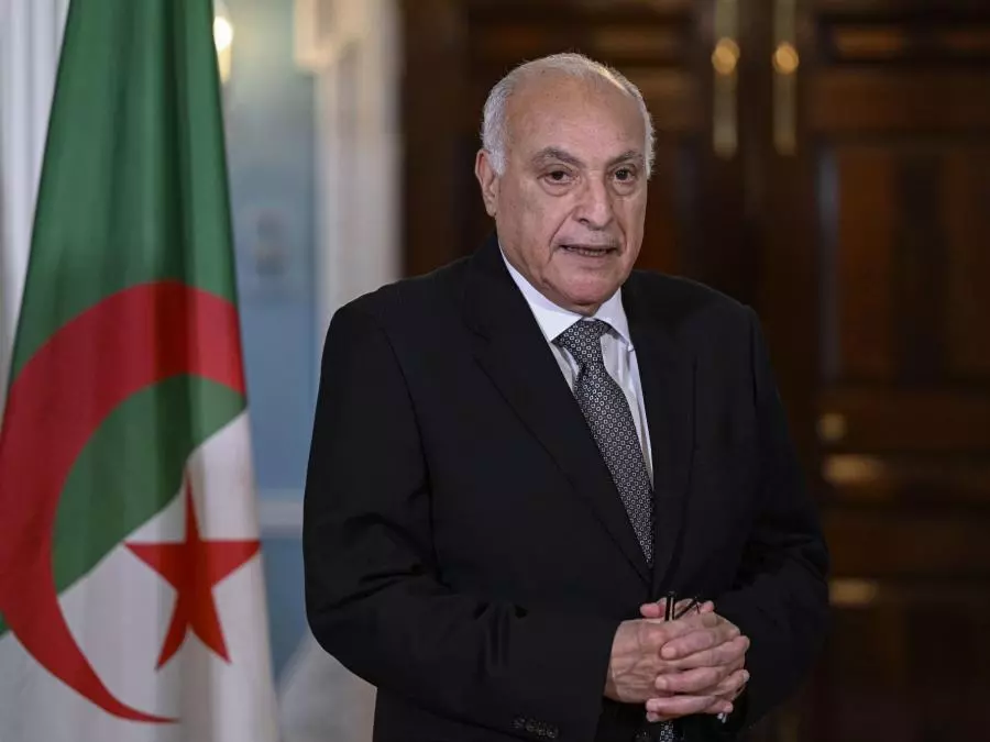 Attaf reçoit un appel téléphonique de son homologue du Qatar