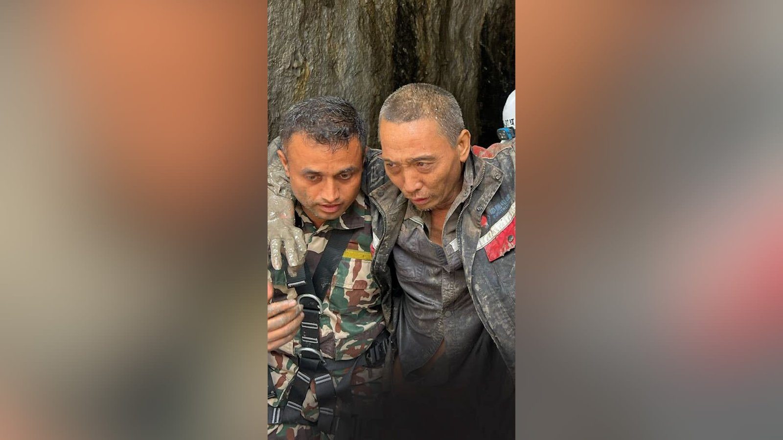 شاهد.. ناجٍ يخرج حياً من نفق في نيبال بعد 10 أيام من الكارثة